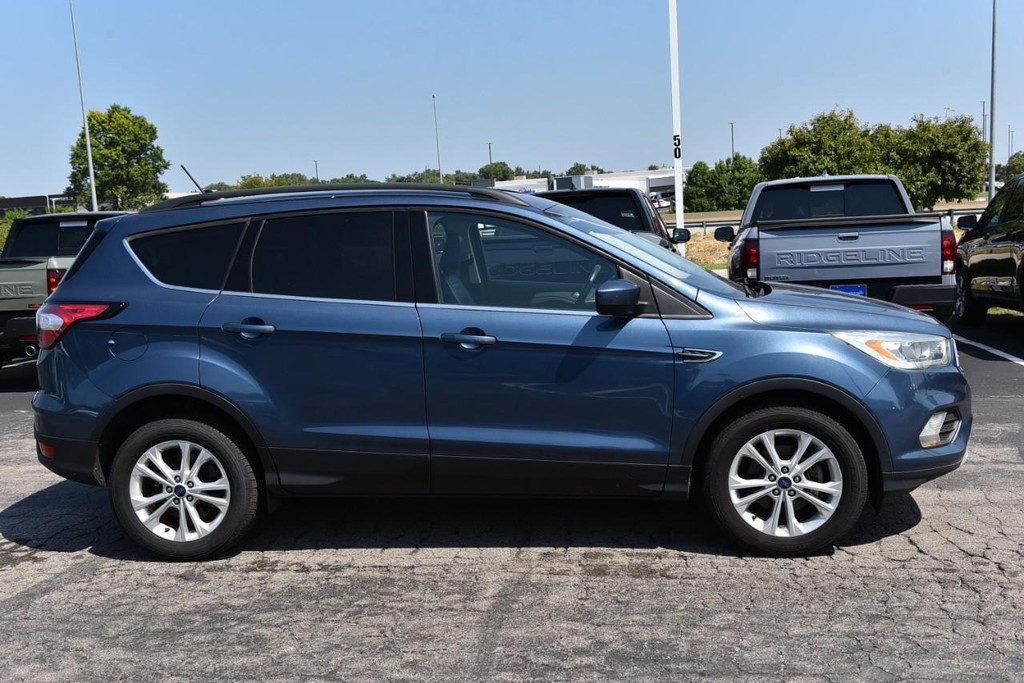 Ford Escape Vehicle Full-screen Gallery Image 05