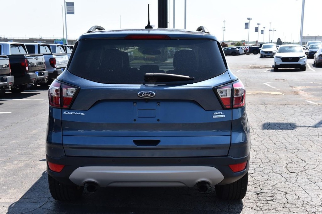 Ford Escape Vehicle Full-screen Gallery Image 06