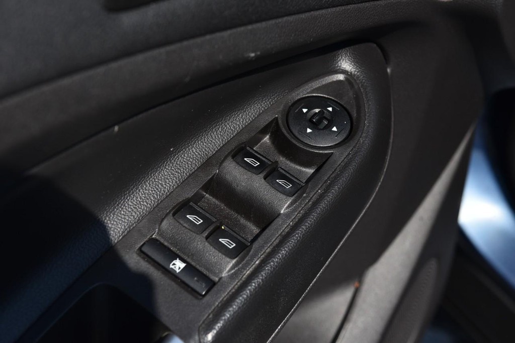 Ford Escape Vehicle Full-screen Gallery Image 08