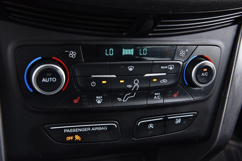 Ford Escape Vehicle Full-screen Gallery Image 15