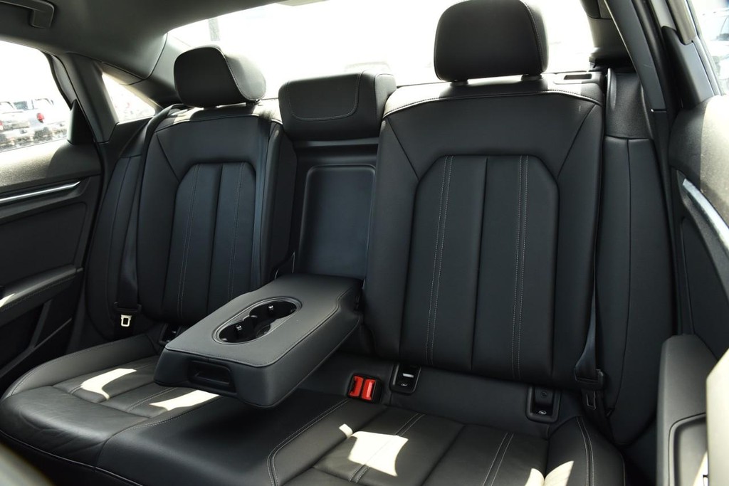 Audi A3 Vehicle Full-screen Gallery Image 24