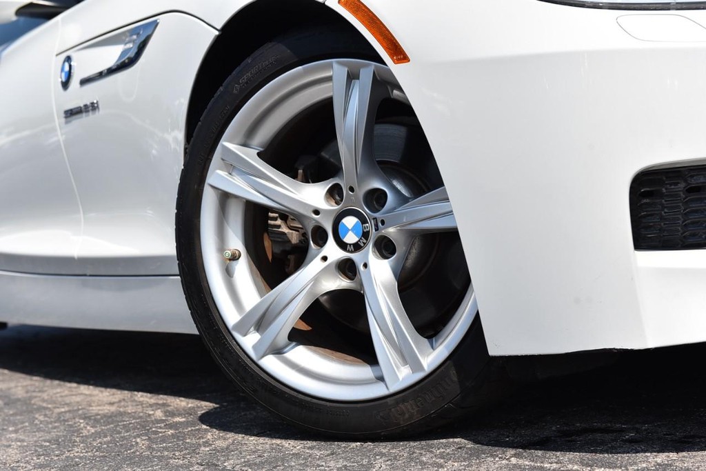 BMW Z4 Vehicle Full-screen Gallery Image 03