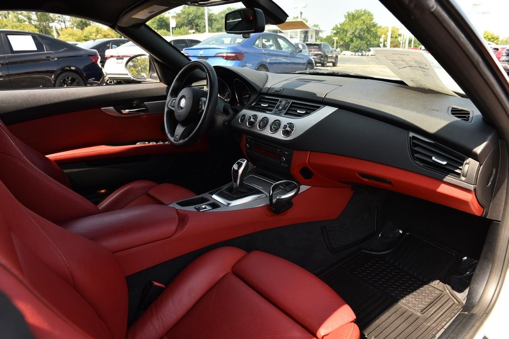 BMW Z4 Vehicle Full-screen Gallery Image 08