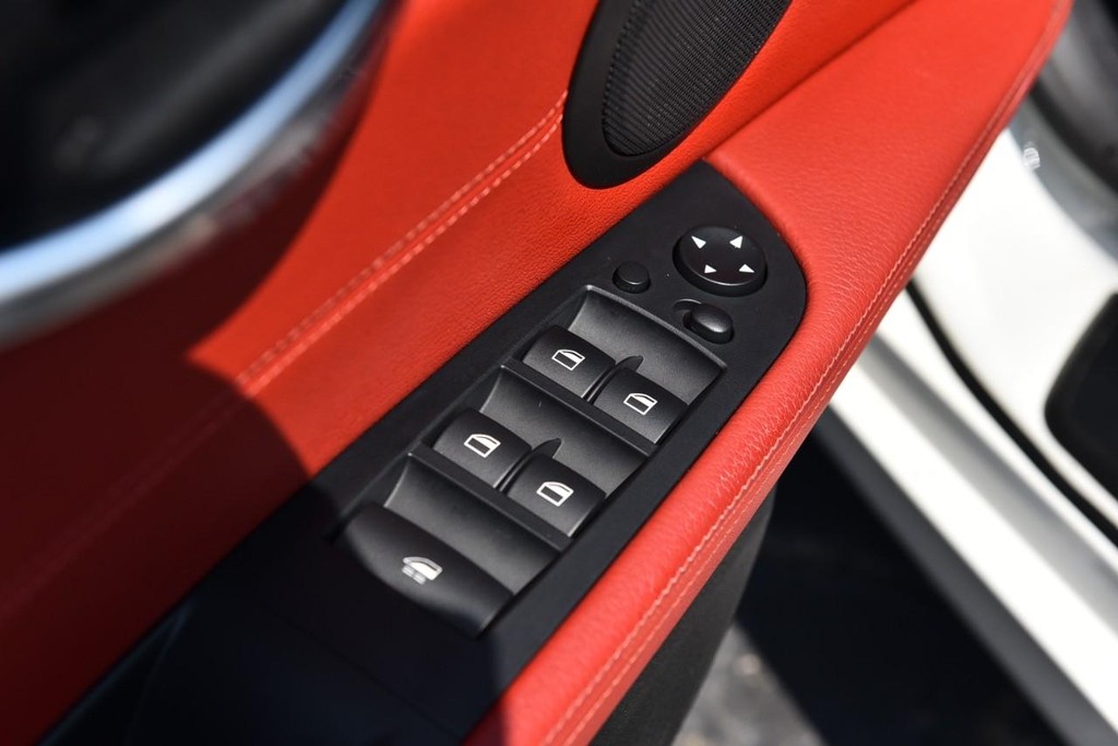 BMW Z4 Vehicle Full-screen Gallery Image 09