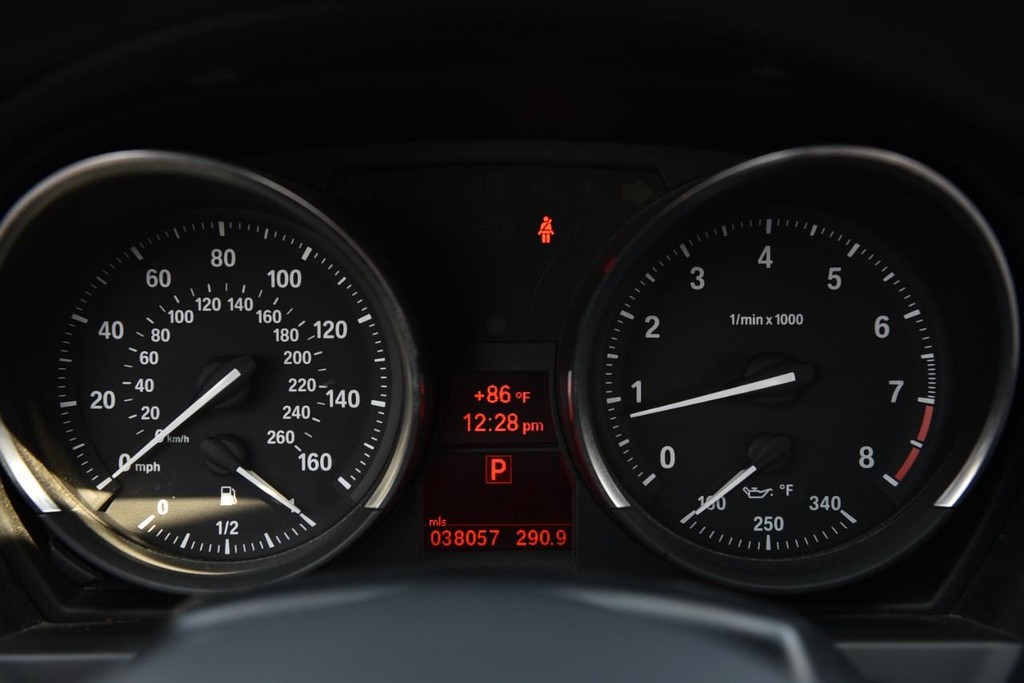 BMW Z4 Vehicle Full-screen Gallery Image 11