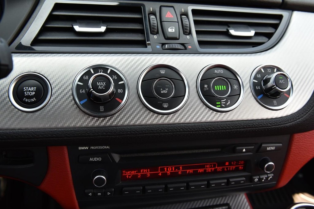 BMW Z4 Vehicle Full-screen Gallery Image 12