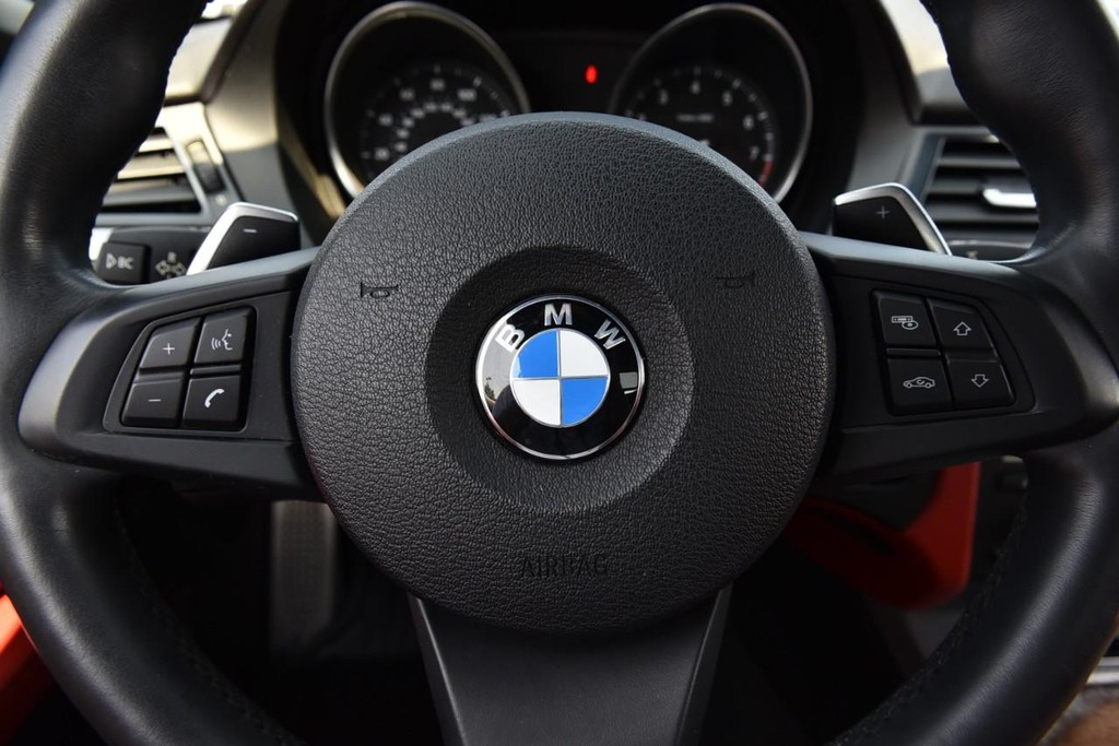 BMW Z4 Vehicle Full-screen Gallery Image 17