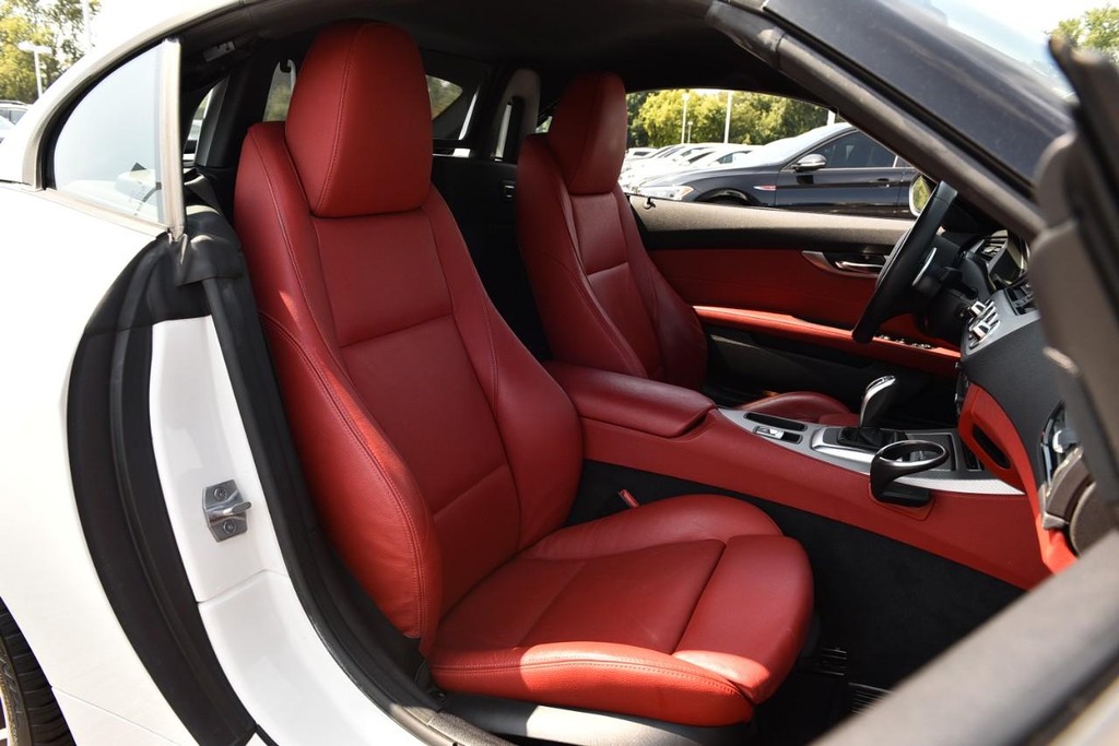 BMW Z4 Vehicle Full-screen Gallery Image 19