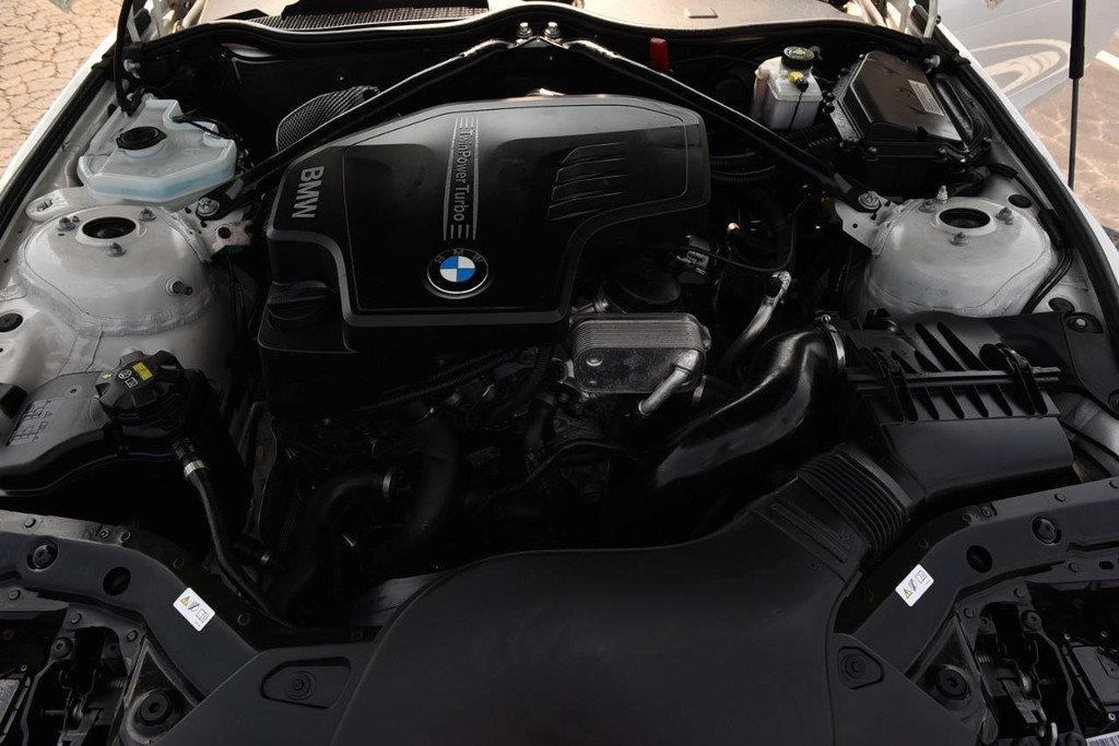 BMW Z4 Vehicle Full-screen Gallery Image 21