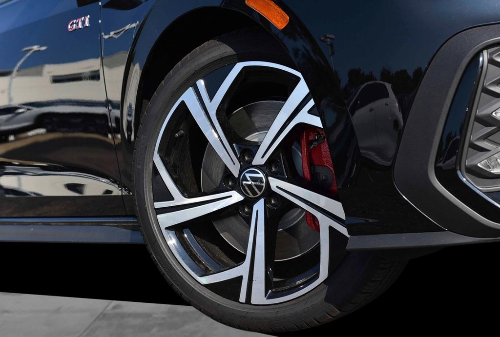 Volkswagen Golf GTI Vehicle Full-screen Gallery Image 3