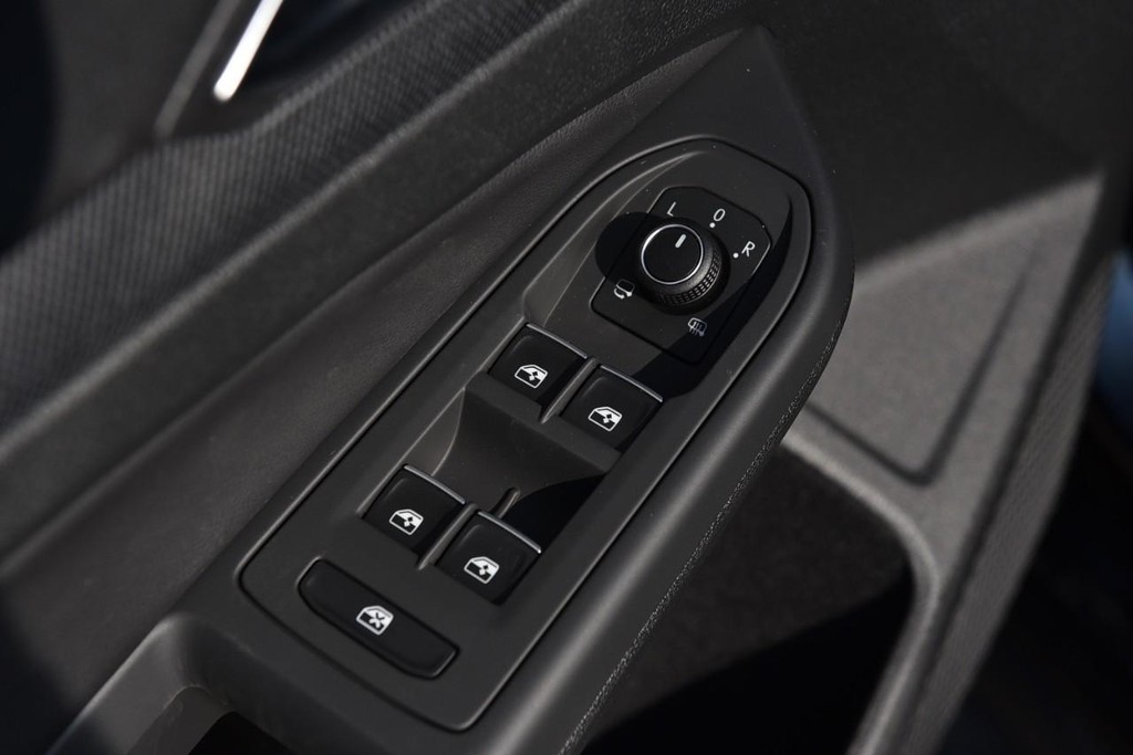 Volkswagen Golf GTI Vehicle Full-screen Gallery Image 8