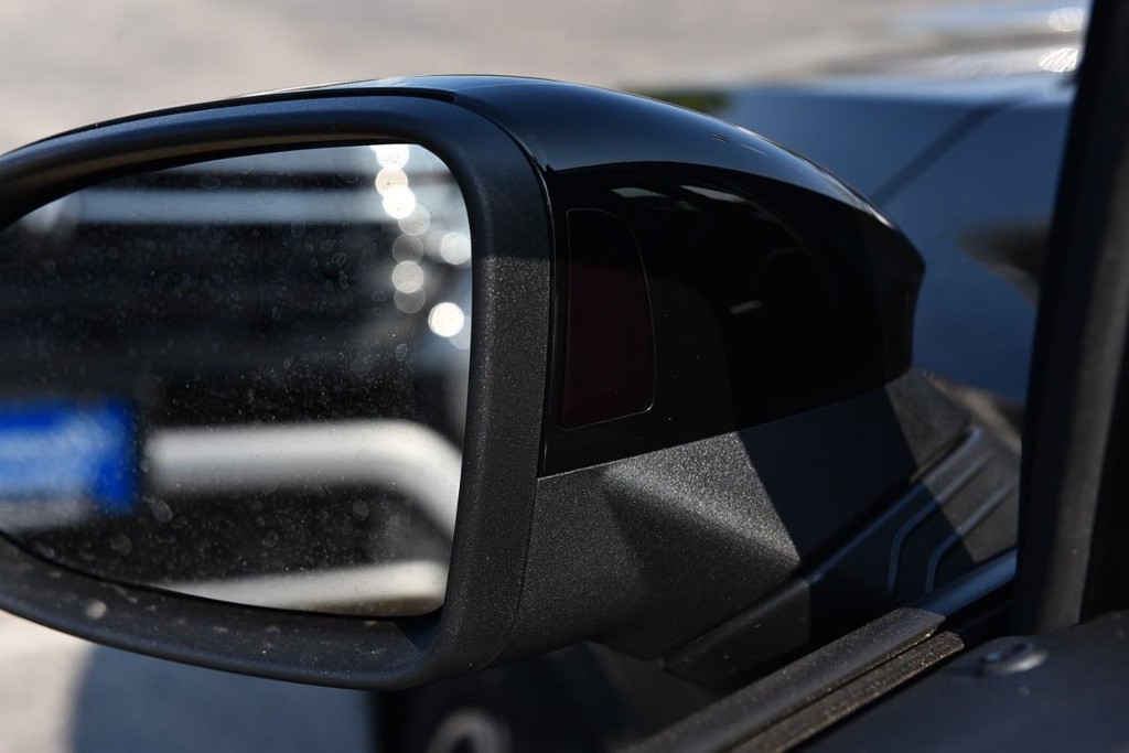 Volkswagen Golf GTI Vehicle Full-screen Gallery Image 9