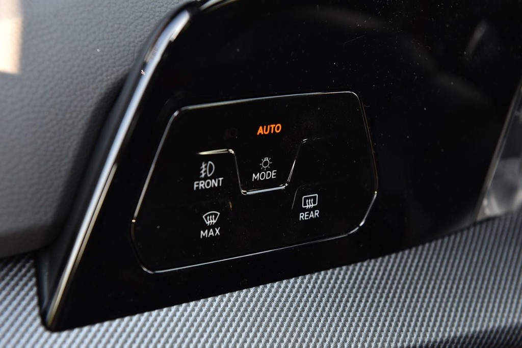 Volkswagen Golf GTI Vehicle Full-screen Gallery Image 10