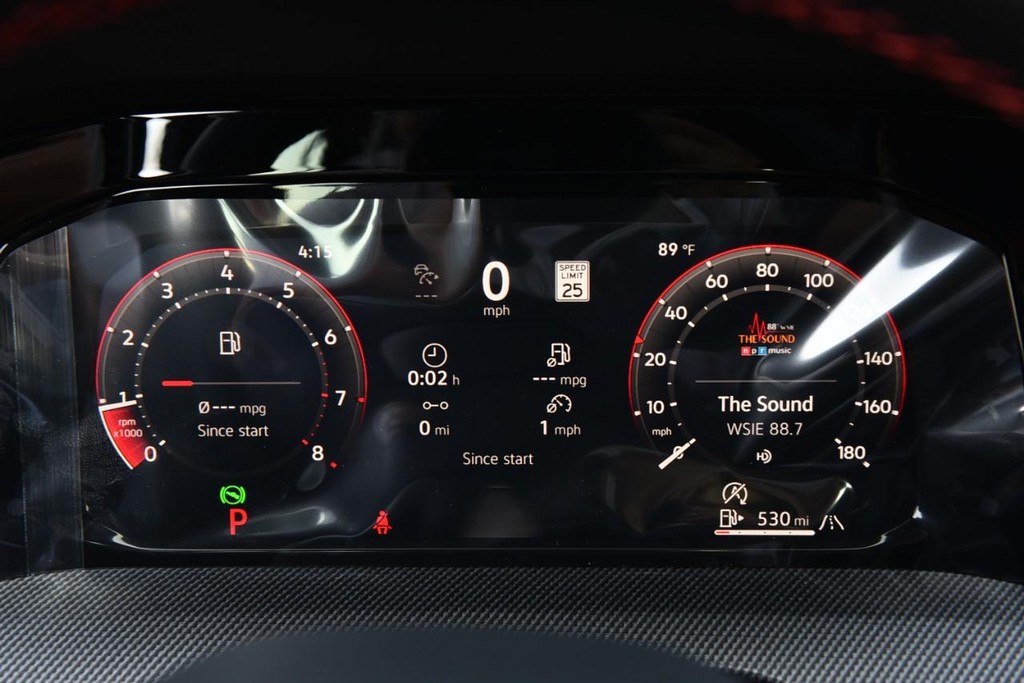 Volkswagen Golf GTI Vehicle Full-screen Gallery Image 11