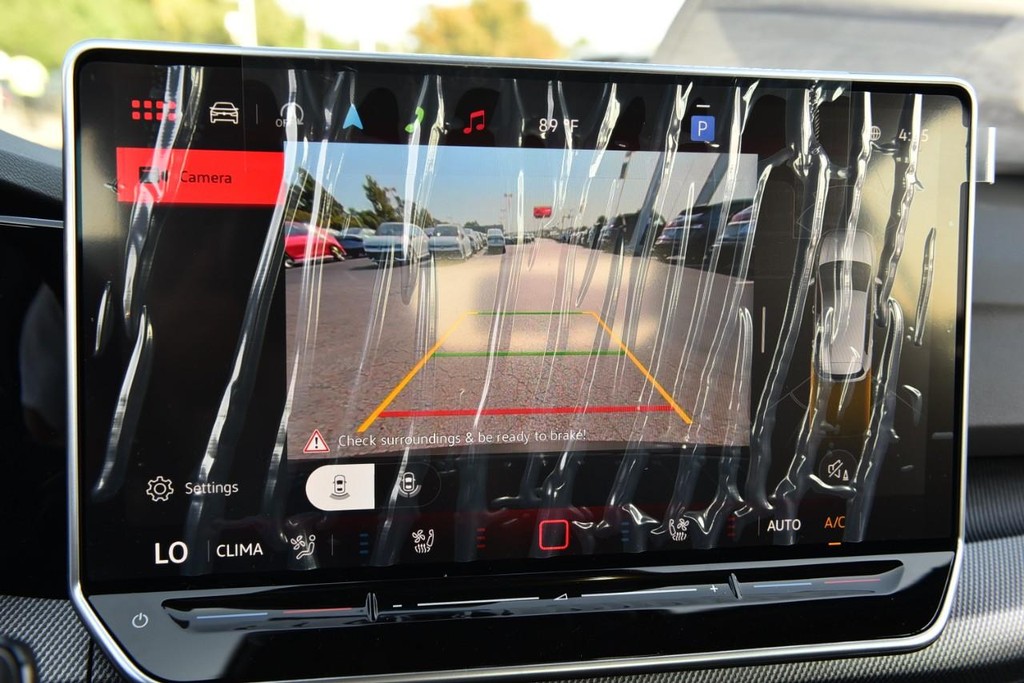 Volkswagen Golf GTI Vehicle Full-screen Gallery Image 12