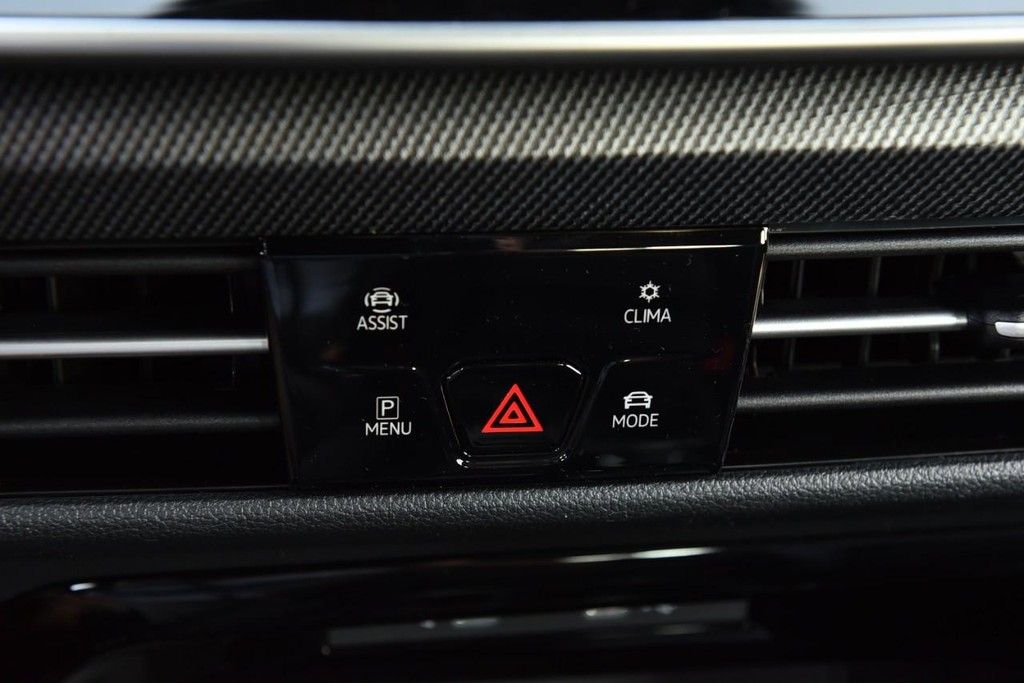 Volkswagen Golf GTI Vehicle Full-screen Gallery Image 15