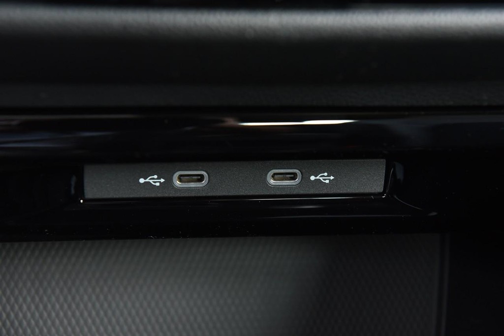 Volkswagen Golf GTI Vehicle Full-screen Gallery Image 16