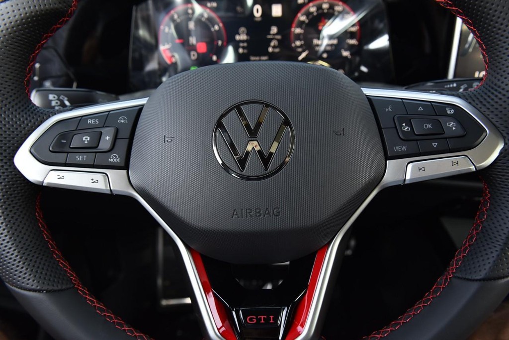 Volkswagen Golf GTI Vehicle Full-screen Gallery Image 18