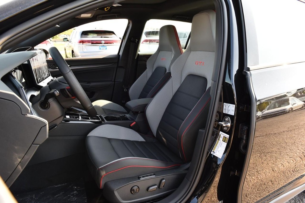 Volkswagen Golf GTI Vehicle Full-screen Gallery Image 19