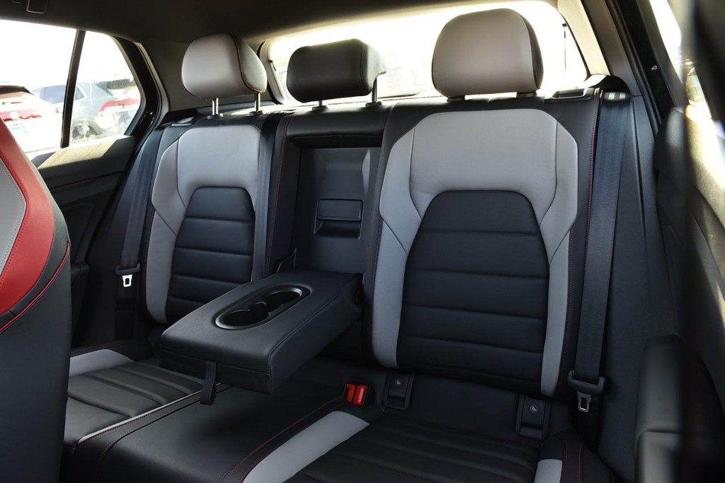 Volkswagen Golf GTI Vehicle Full-screen Gallery Image 22