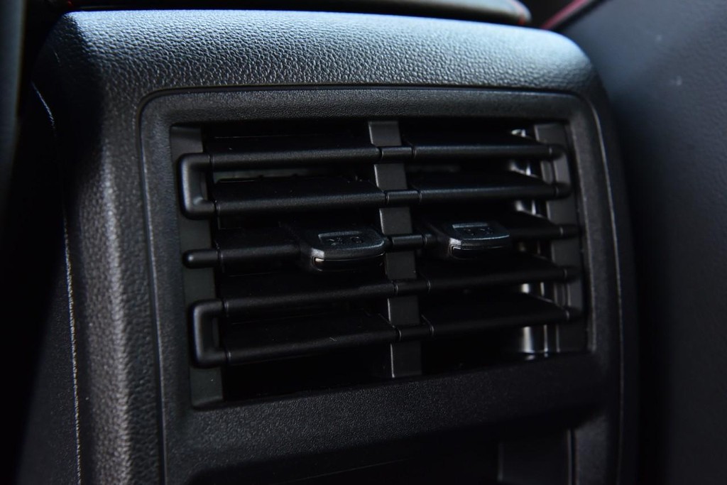 Volkswagen Golf GTI Vehicle Full-screen Gallery Image 23