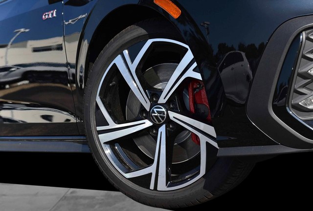 Volkswagen Golf GTI Vehicle Image 03