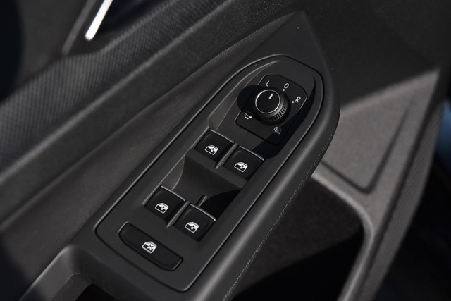 Volkswagen Golf GTI Vehicle Image 08