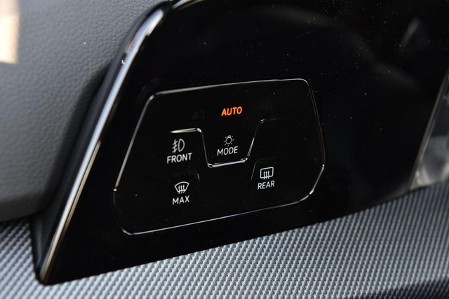 Volkswagen Golf GTI Vehicle Image 10
