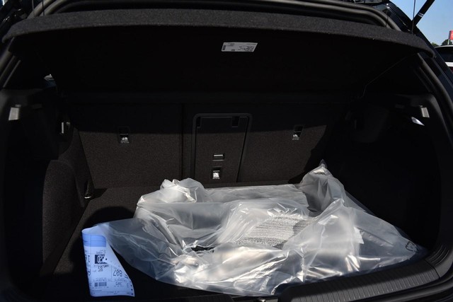 Volkswagen Golf GTI Vehicle Image 25