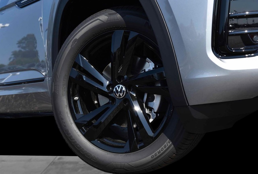 Volkswagen Atlas Cross Sport Vehicle Full-screen Gallery Image 3