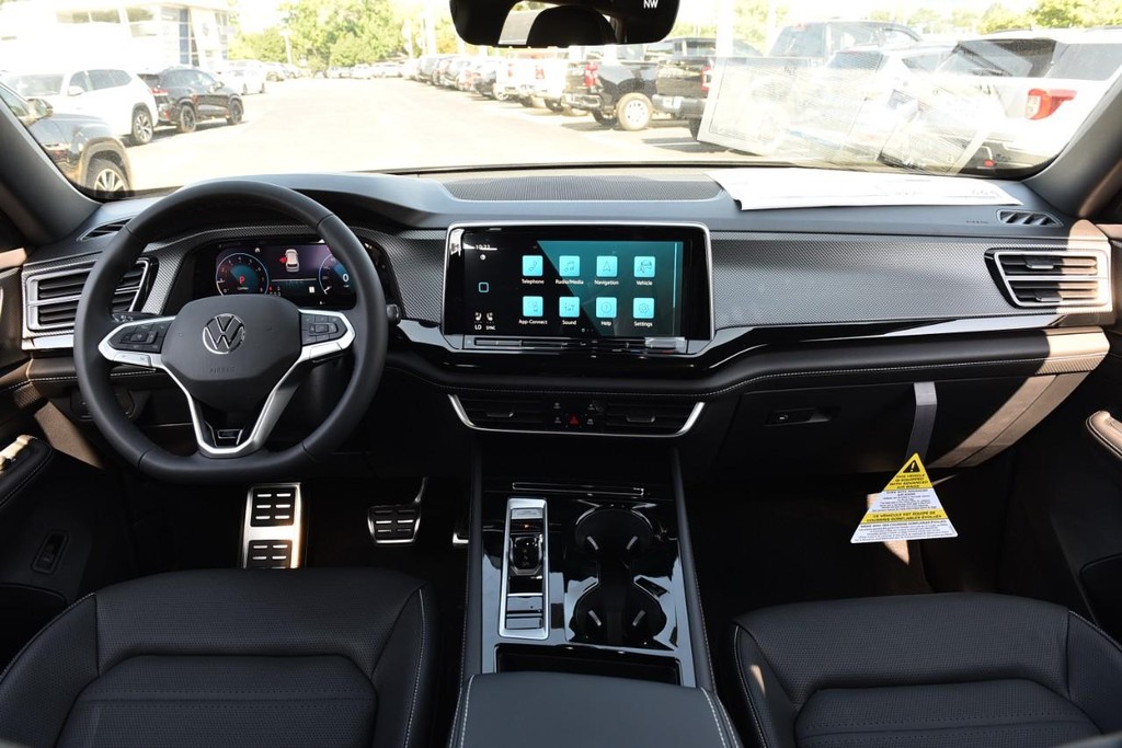 Volkswagen Atlas Cross Sport Vehicle Full-screen Gallery Image 7