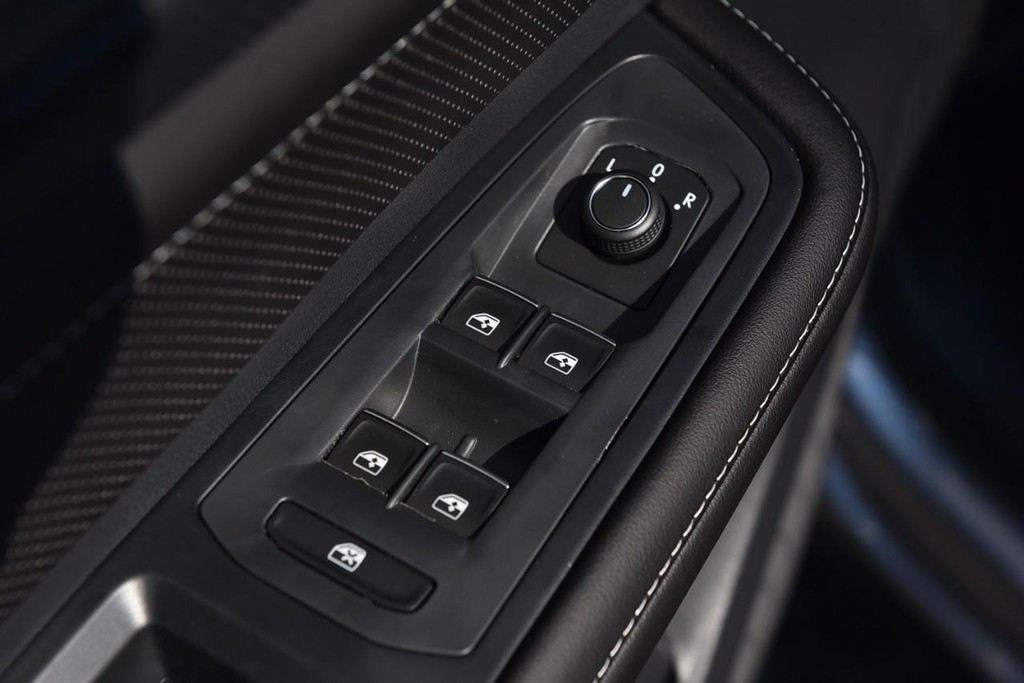 Volkswagen Atlas Cross Sport Vehicle Full-screen Gallery Image 8