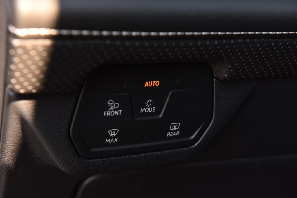 Volkswagen Atlas Cross Sport Vehicle Full-screen Gallery Image 11