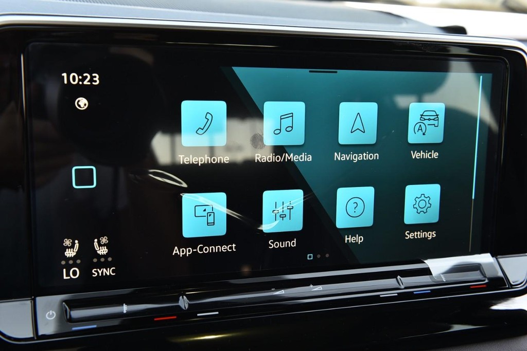 Volkswagen Atlas Cross Sport Vehicle Full-screen Gallery Image 14
