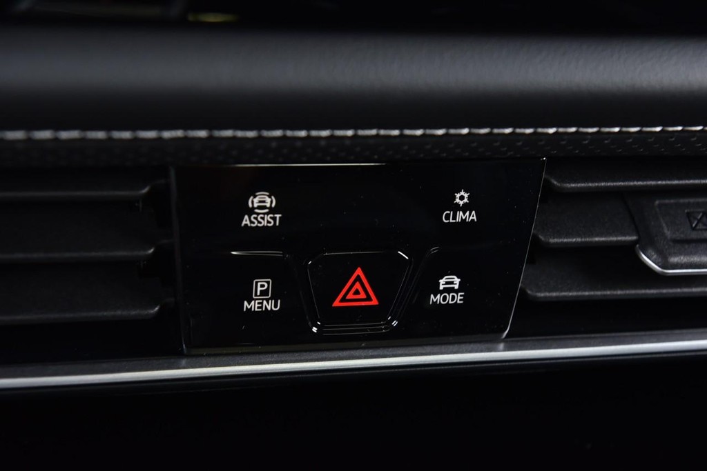 Volkswagen Atlas Cross Sport Vehicle Full-screen Gallery Image 15