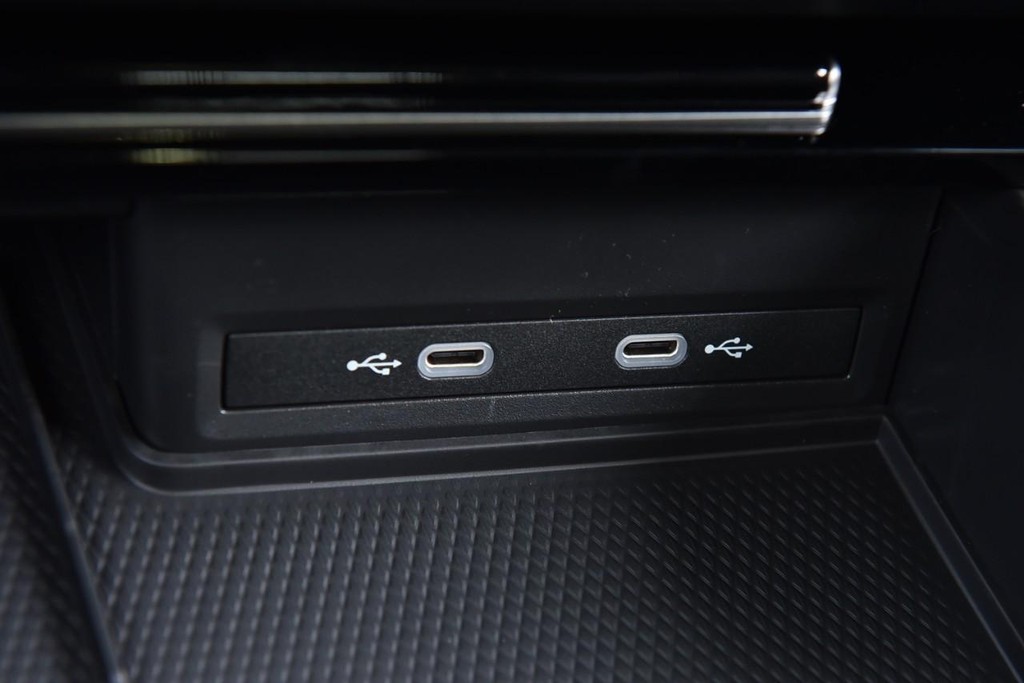 Volkswagen Atlas Cross Sport Vehicle Full-screen Gallery Image 16