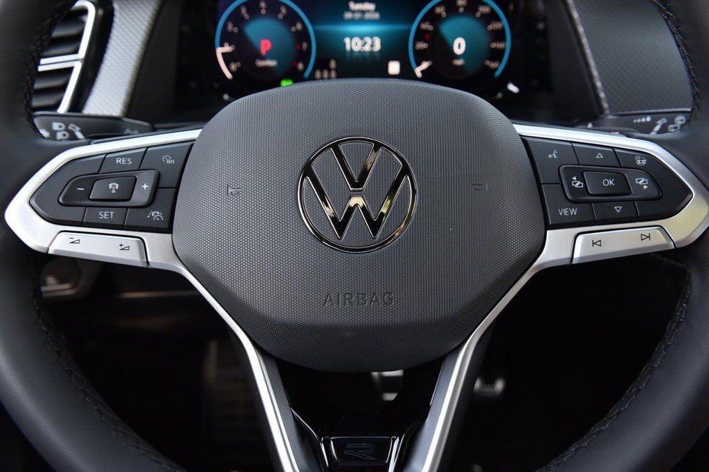 Volkswagen Atlas Cross Sport Vehicle Full-screen Gallery Image 18