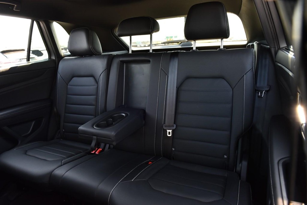Volkswagen Atlas Cross Sport Vehicle Full-screen Gallery Image 22