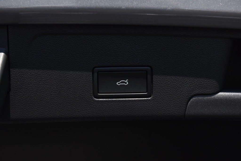 Volkswagen Atlas Cross Sport Vehicle Full-screen Gallery Image 26