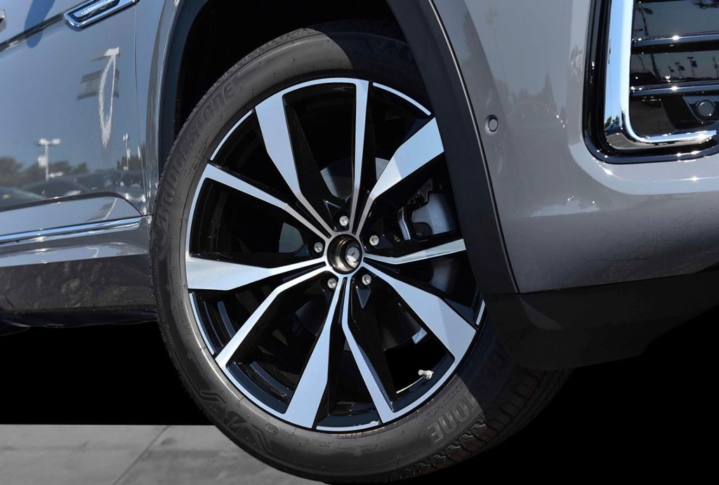 Volkswagen Atlas Cross Sport Vehicle Full-screen Gallery Image 3