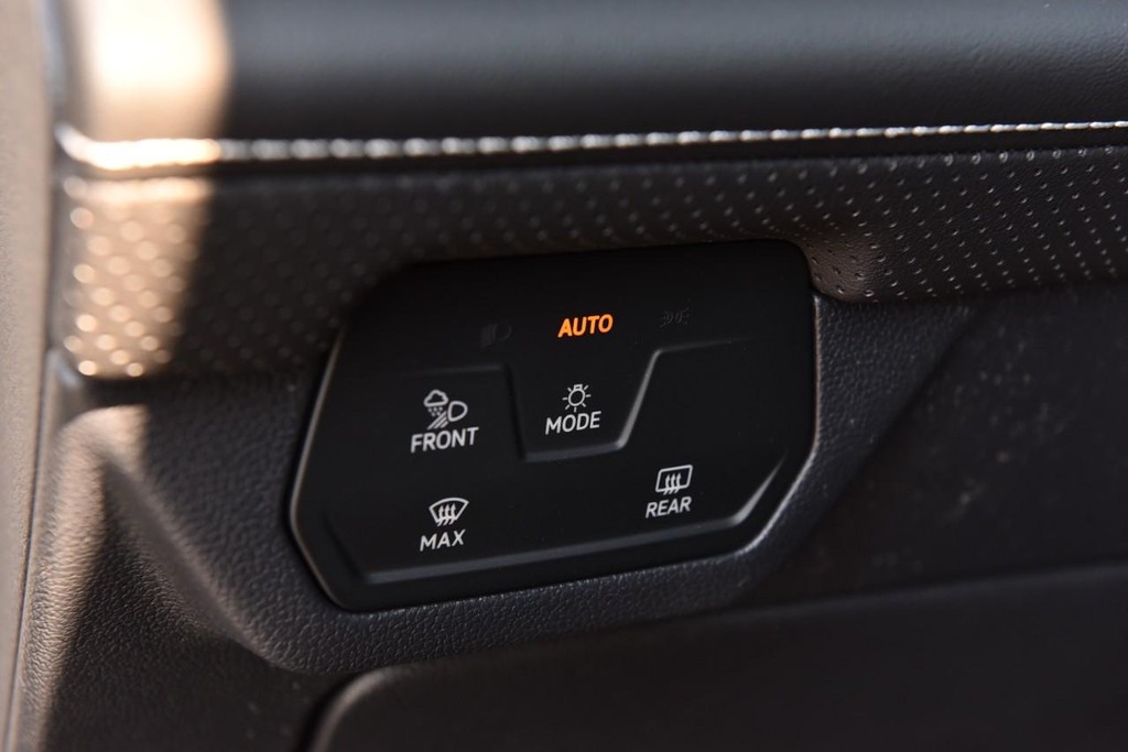 Volkswagen Atlas Cross Sport Vehicle Full-screen Gallery Image 10