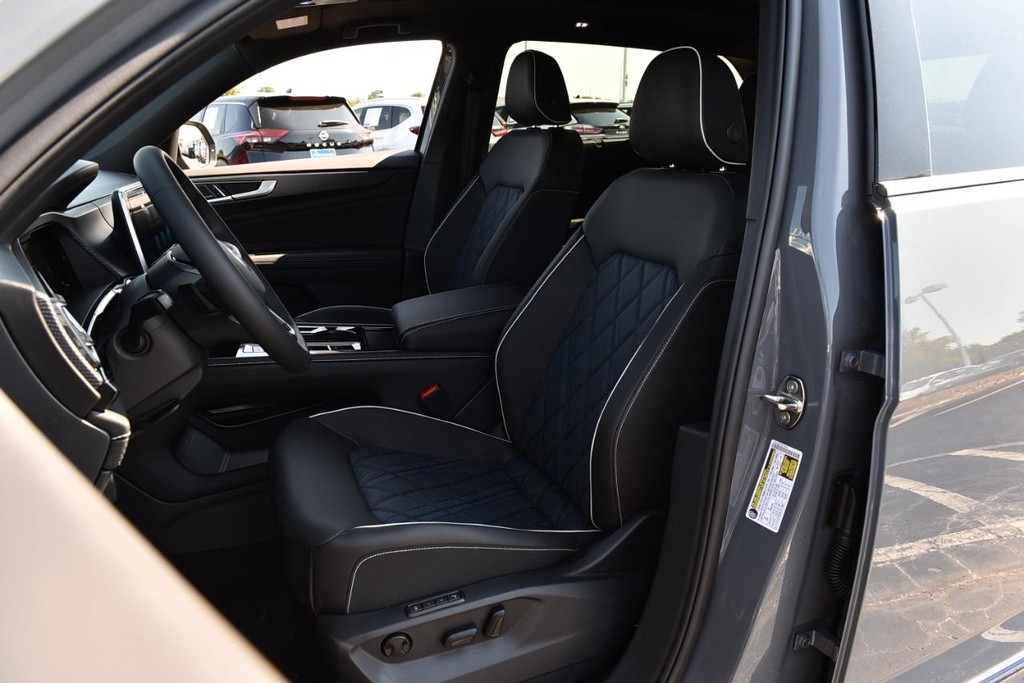 Volkswagen Atlas Cross Sport Vehicle Full-screen Gallery Image 18