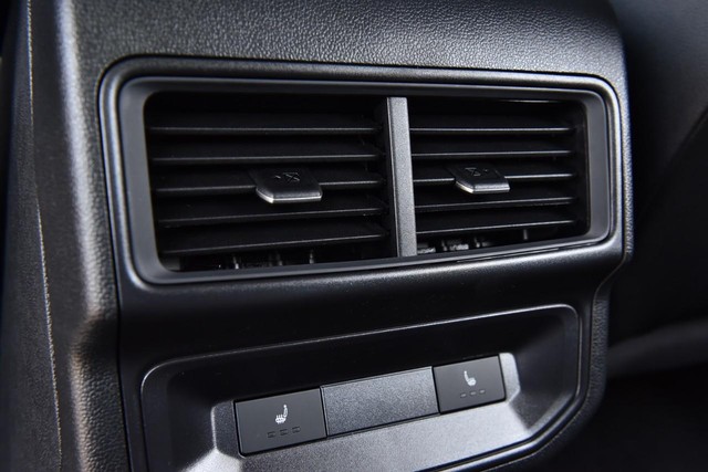 Volkswagen Atlas Cross Sport Vehicle Image 22