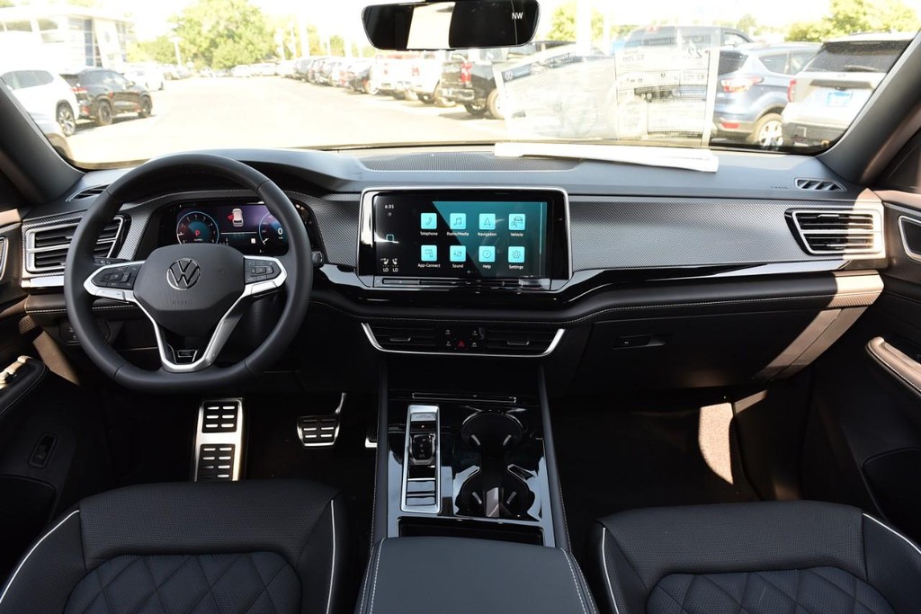 Volkswagen Atlas Cross Sport Vehicle Full-screen Gallery Image 7
