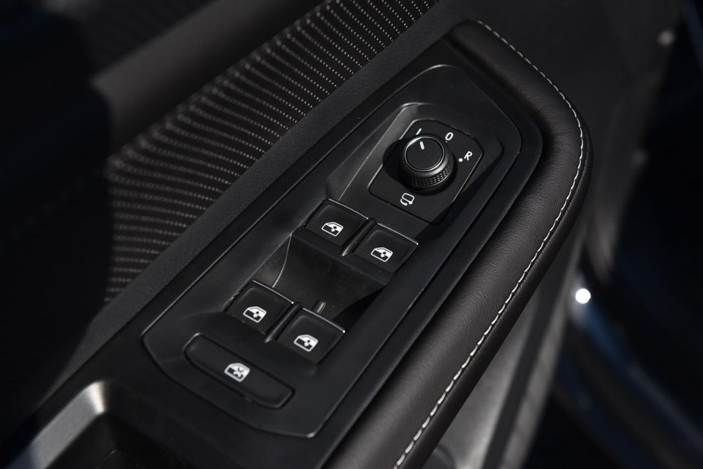 Volkswagen Atlas Cross Sport Vehicle Full-screen Gallery Image 8