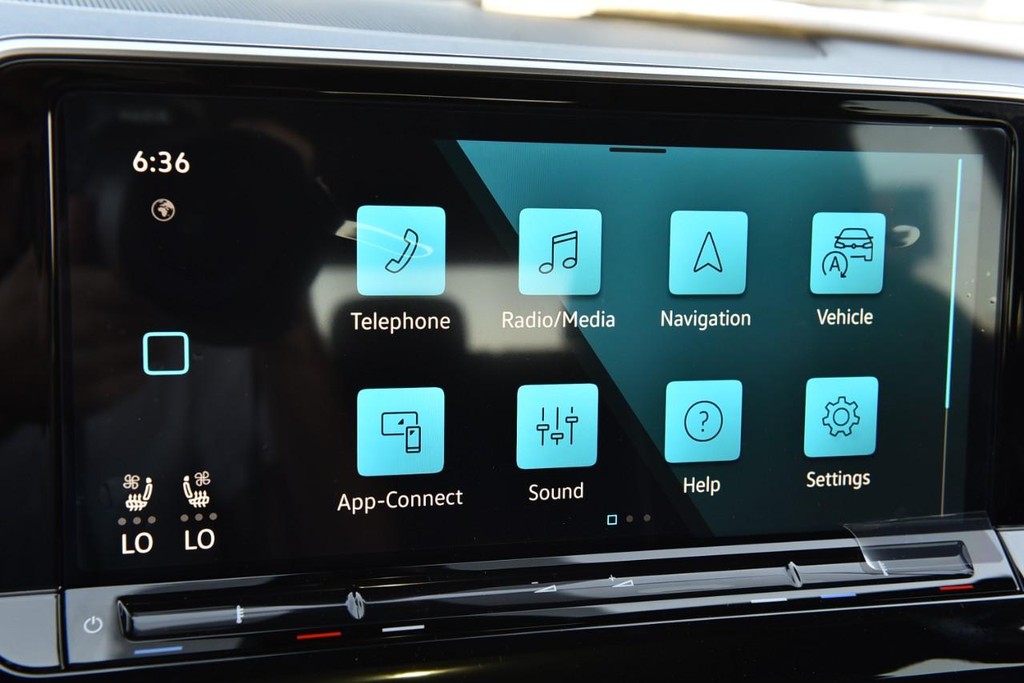 Volkswagen Atlas Cross Sport Vehicle Full-screen Gallery Image 13