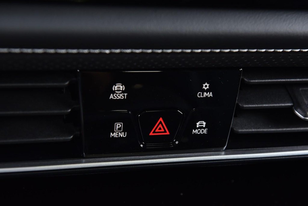 Volkswagen Atlas Cross Sport Vehicle Full-screen Gallery Image 14