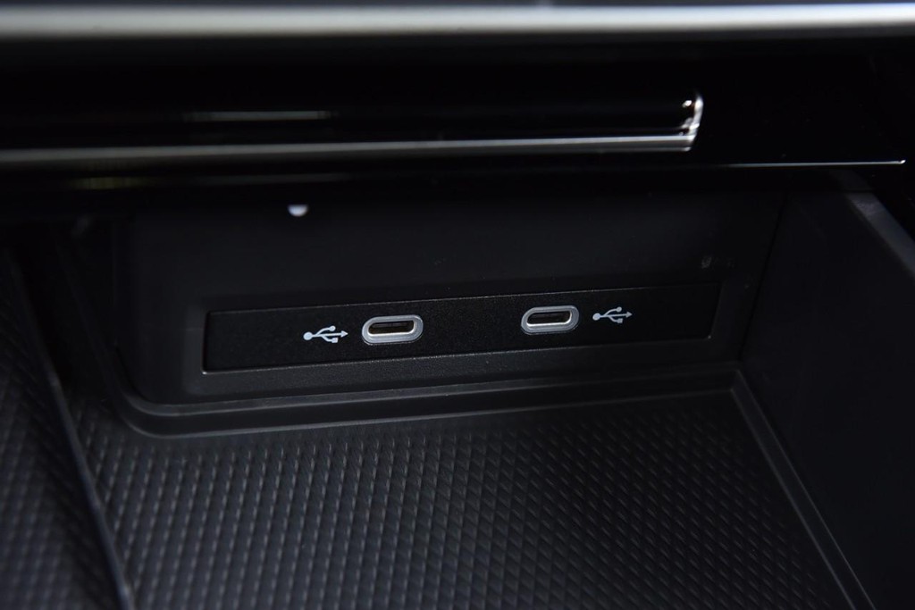 Volkswagen Atlas Cross Sport Vehicle Full-screen Gallery Image 15
