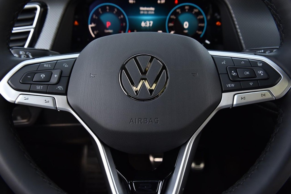 Volkswagen Atlas Cross Sport Vehicle Full-screen Gallery Image 17