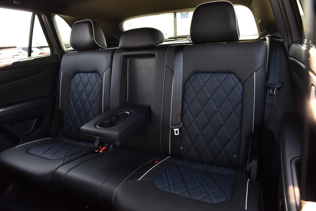 Volkswagen Atlas Cross Sport Vehicle Full-screen Gallery Image 21